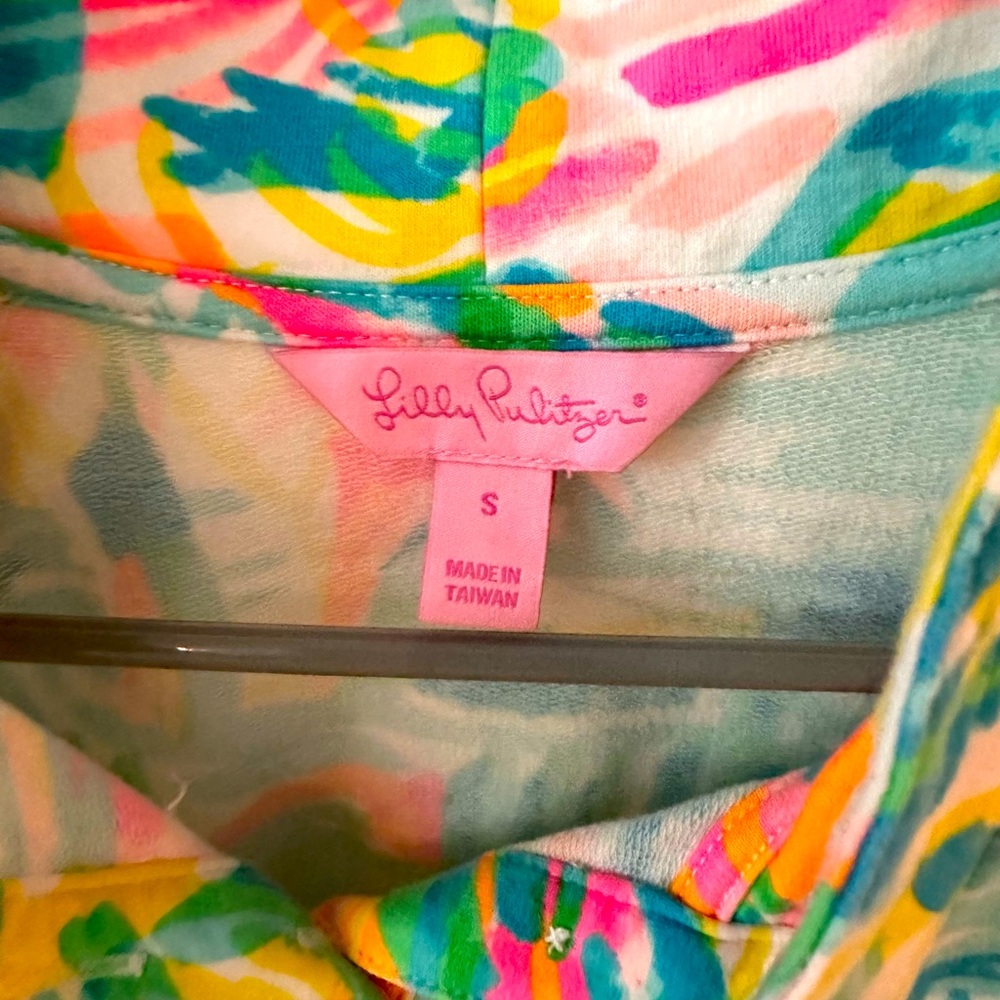 Lilly Pulitzer Skipper Popover fits more like an XSMALL - Picture 2 of 2
